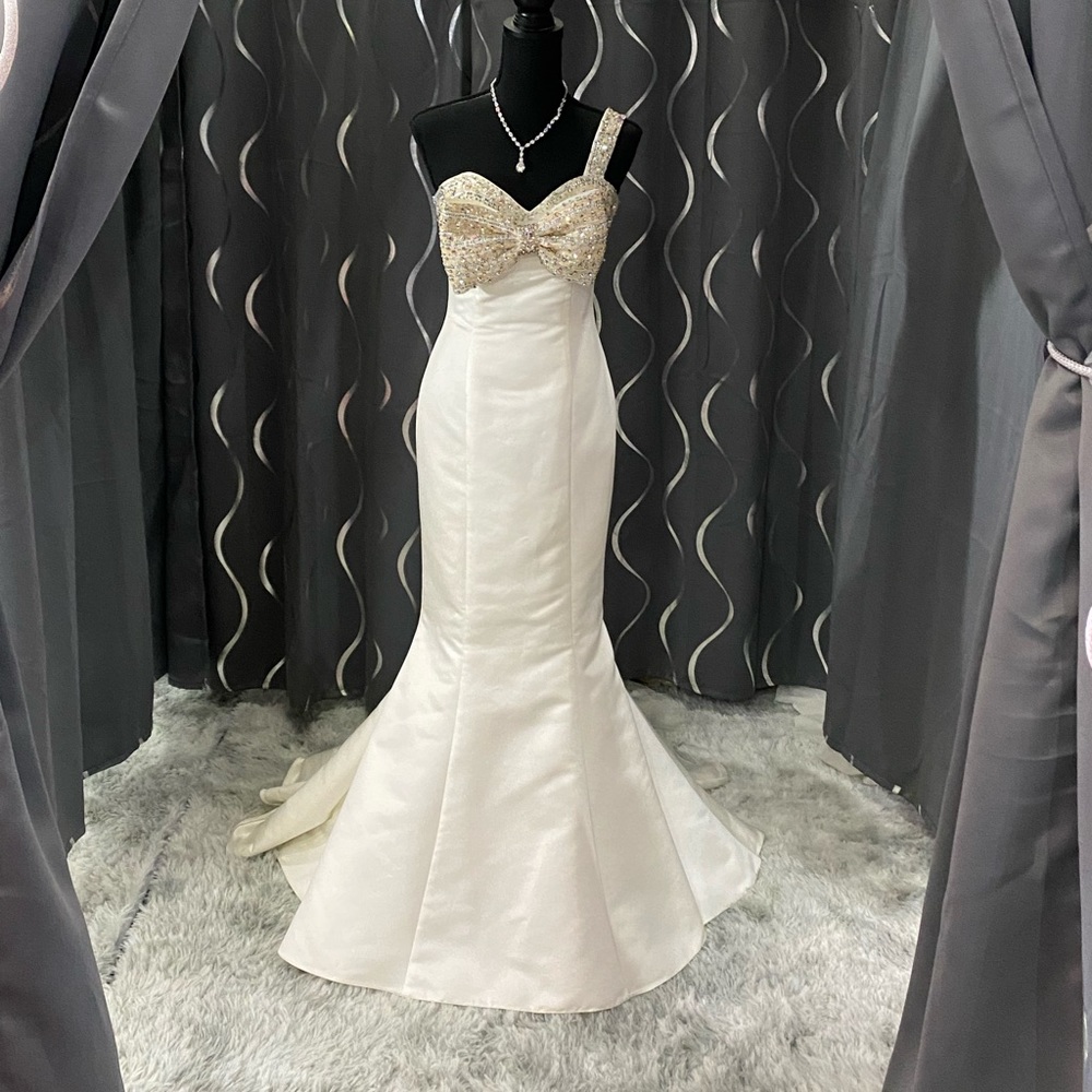 Camille La Vie Size 2 Ivory and beaded Gown